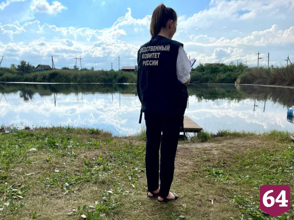 Женщина пыталась переплыть пруд под Саратовом и утонула