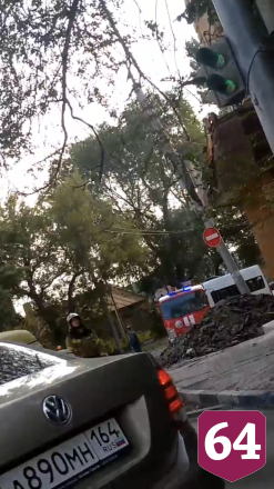 В Саратове на крышу автомобиля упал горящий провод