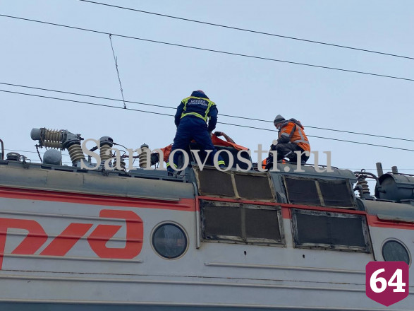 В Саратове прохожий упал с моста на поезд и загорелся