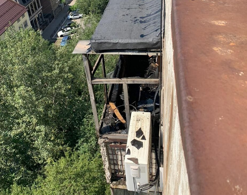 В Саратове из-за работ на крыше многоэтажки загорелись балконы