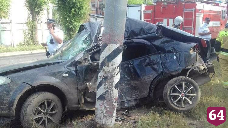 Пассажирка иномарки погибла в ДТП со столбом под Саратовом