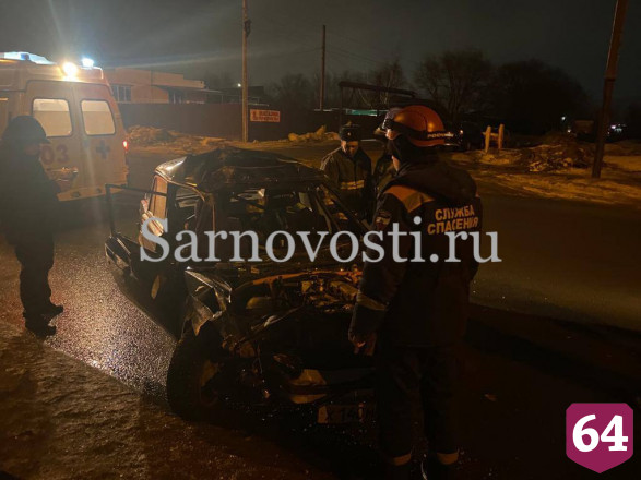 Двое мужчин покалечились в ДТП с грузовиком под Саратовом
