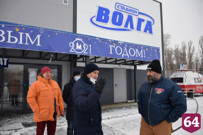 Саратовский силач оценил качество льда на городских катках 