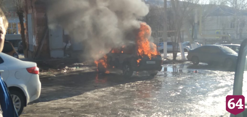 На Горького полностью выгорел внедорожник