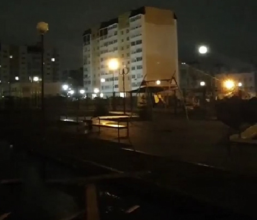 В Саратове ветер сорвал кровлю с высотки и повалил деревья 