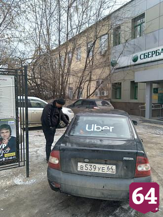 ГИБДД проверит парковку автомобиля на тротуаре около полиции Саратова