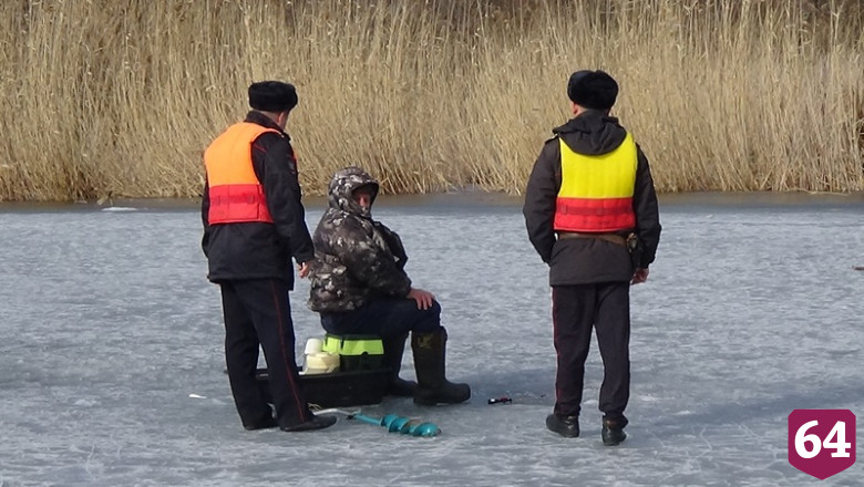 Со льда Волги вывели 12 саратовских рыбаков 