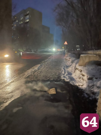 На затопленной улице в Саратове провалился асфальт