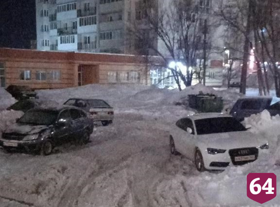 В Саратове расчищают подъезды к контейнерным площадкам