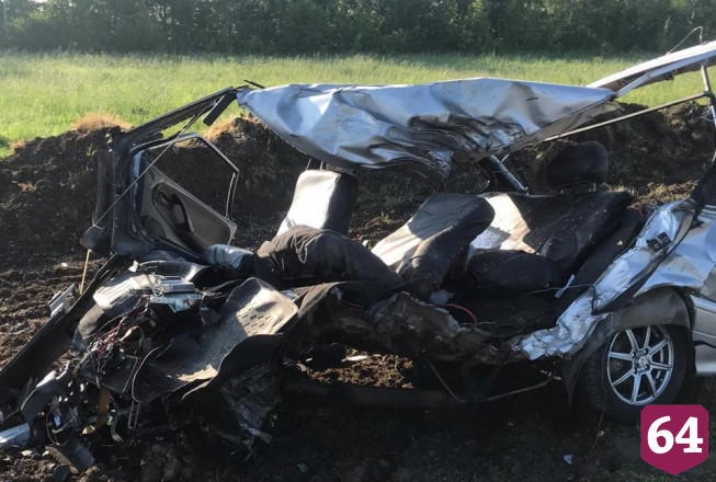 На саратовской трассе в ДТП с фурой разбился водитель «Лады» 