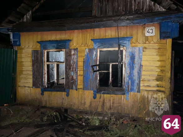 Саратовские пожарные тушили частный дом 