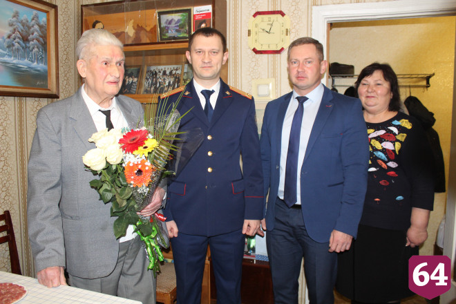 Саратовские следователи пришли с подарками к 99-летнему ветерану 