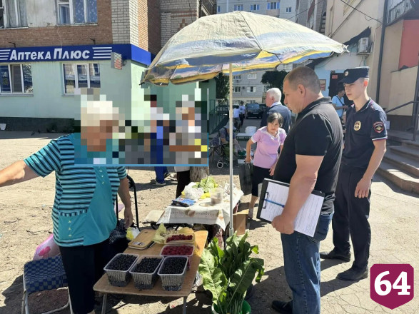 В Энгельсе у уличных торговцев овощами и ягодой изъяли весы