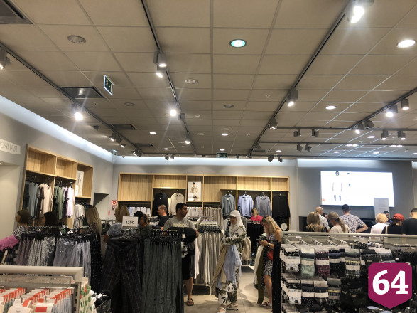 Саратовцы выстроились в очереди на распродаже H&M перед уходом из России 
