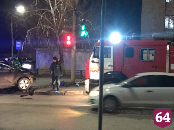 В аварии у саратовского вокзала иномарки вынесло на тротуар