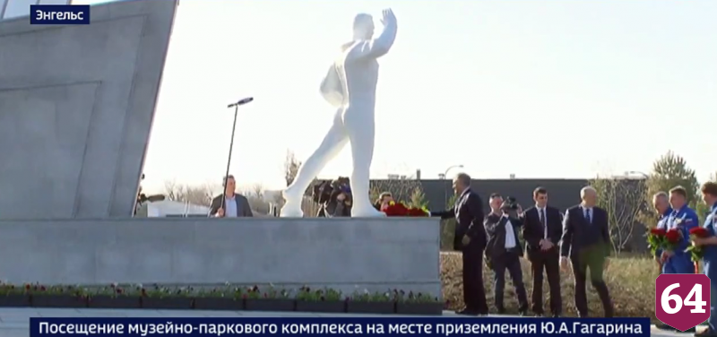 Президент возложил цветы к памятнику Юрию Гагарину