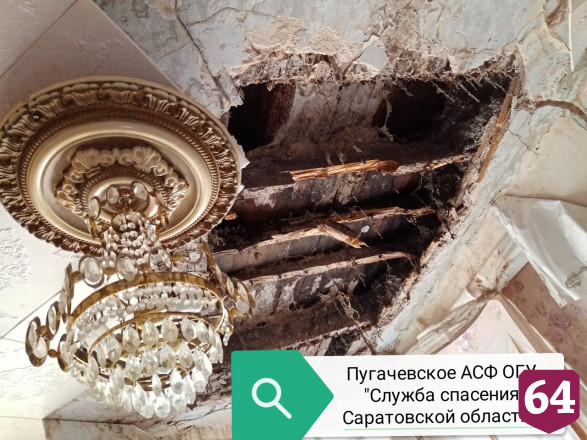 Женщина чудом спаслась при обрушении потолка на диван