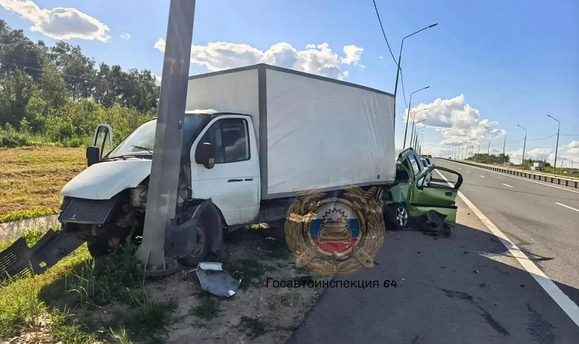 В Саратове женщина на «Опеле» влетела в стоящую «Газель»