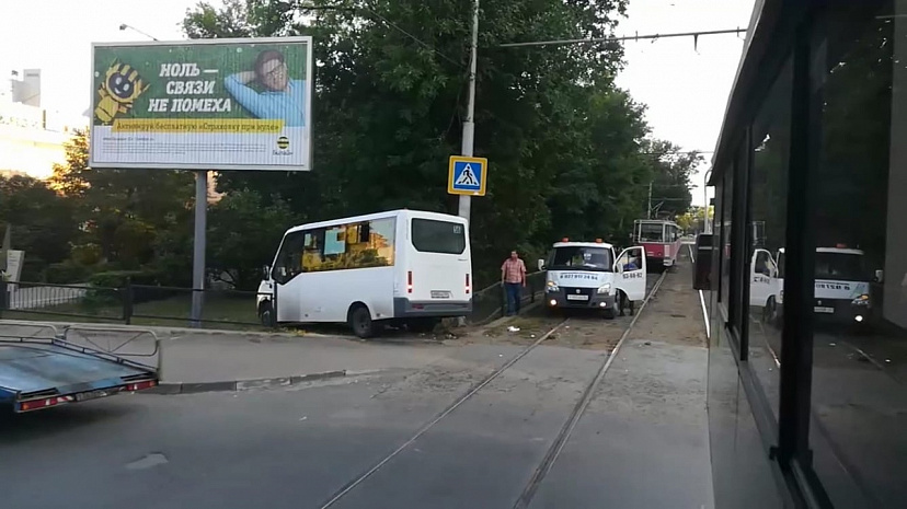 Маршрутка пробила забор и вылетела на аллею после ДТП с такси