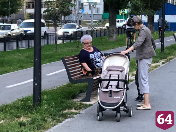 Жители Саратова вышли на вечернюю прогулку без масок