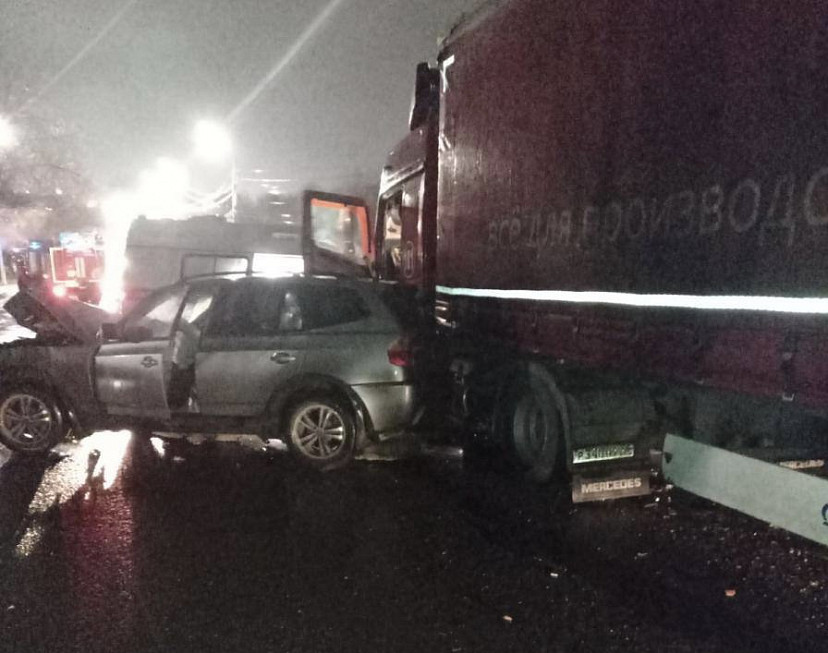 В Саратове жертва ночного ДТП с фурой скончалась в больнице