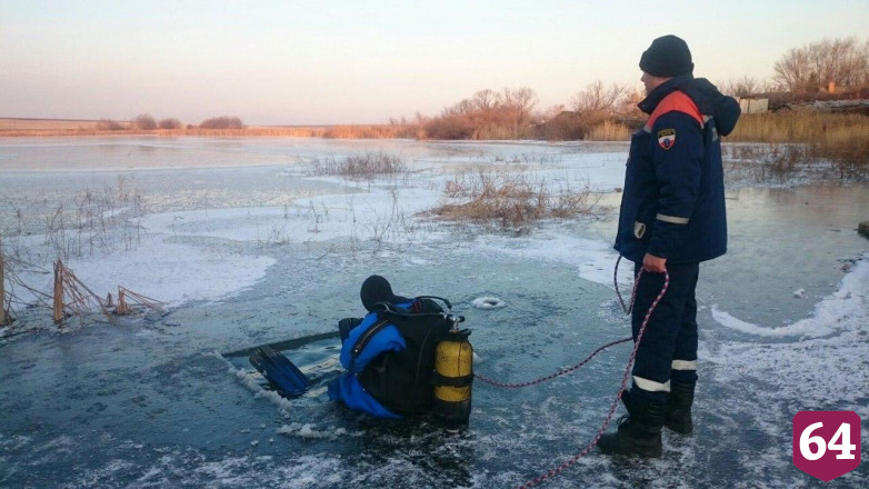 Водолазы искали в замерзшем пруду пропавшего мужчину  