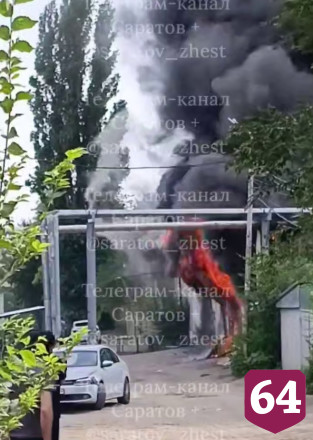 В Саратове 6 пожарных расчетов тушили двухэтажное здание