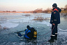 Водолазы искали в замерзшем пруду пропавшего мужчину  