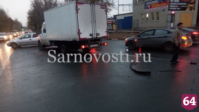 В Саратове водителя иномарки увезли в больницу после ДТП с грузовиком