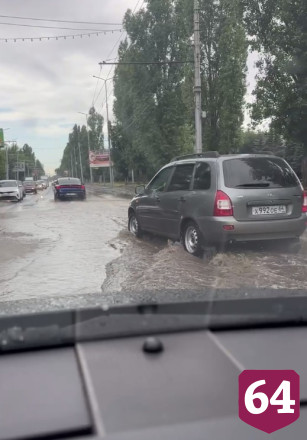 В Саратове сильный дождь затопил дороги