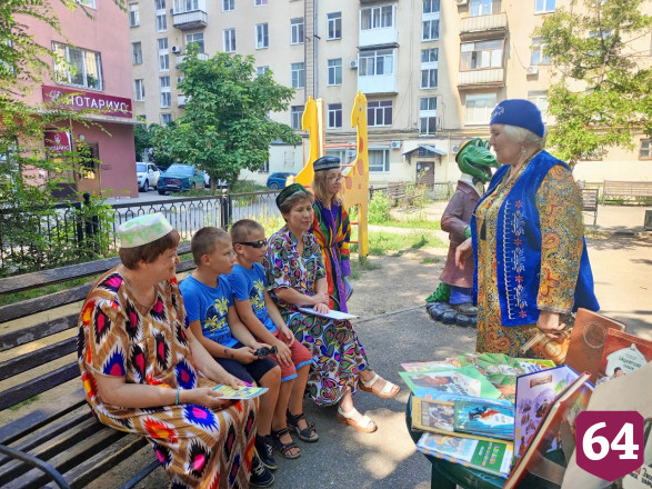 В Саратове сказки народов России читали под открытым небом