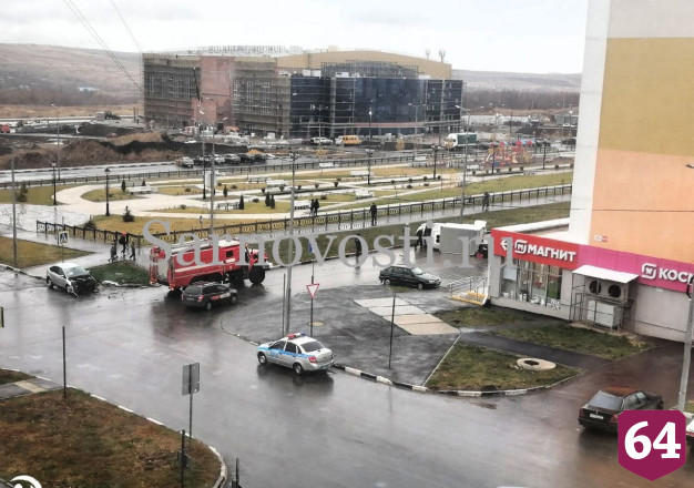 В Саратове грузовик опрокинулся на бок после ДТП с иномаркой
