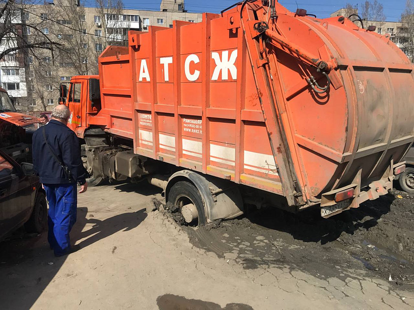 В Саратове мусоровоз увяз в грязи 