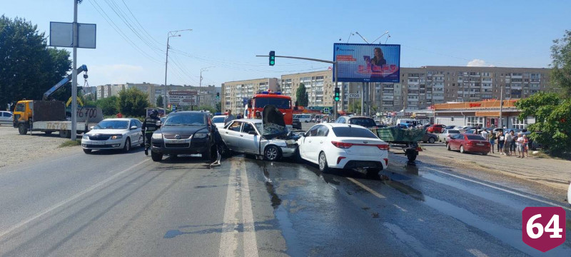 В Саратове семь человек пострадали в массовом ДТП 