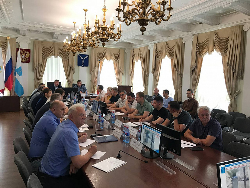 Глава Саратова поручил размещать на остановках социальную рекламу