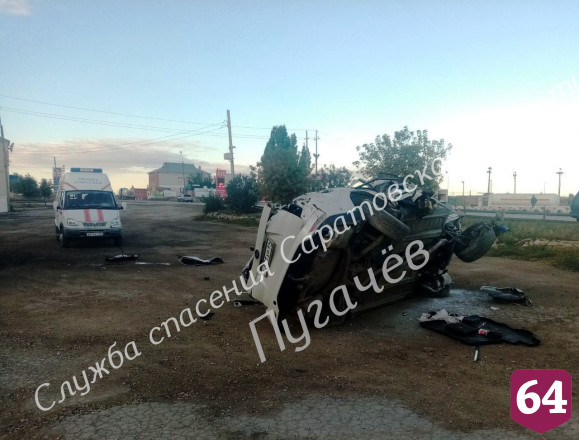Водителя с пассажиркой зажало в задымленном салоне перевернувшейся иномарки