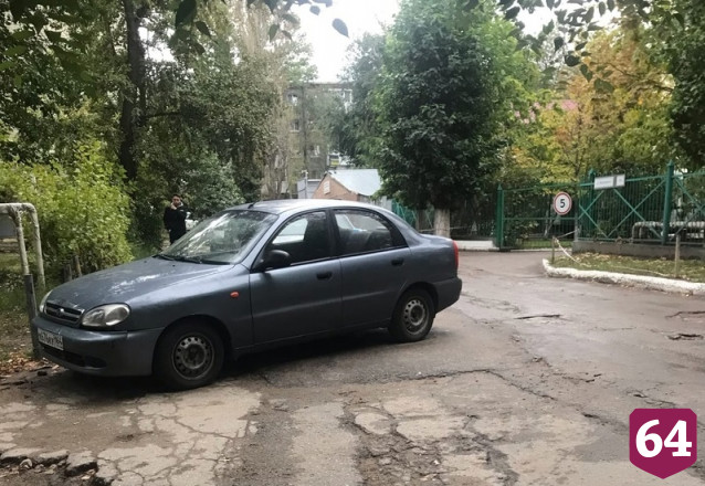 Саратовцев возмутил перегородивший путь к школе автомобиль 