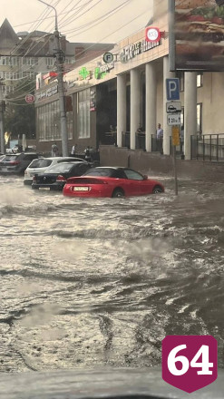 В Саратове потоп превратил автомобили в корабли