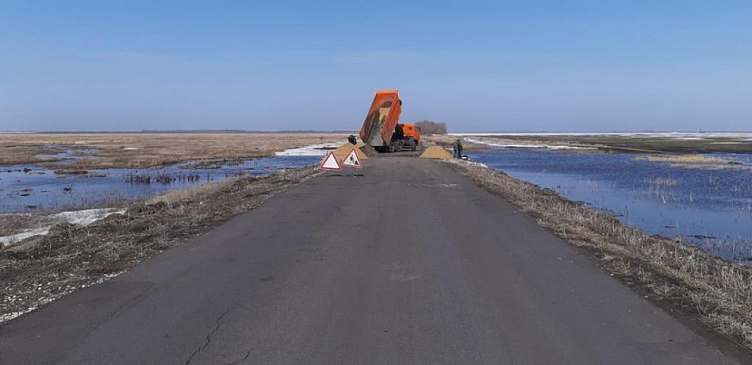 Под Саратовом оперативно восстановили затопленную дорогу