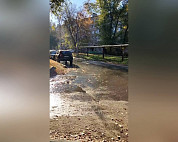 Саратовцы пожаловались на зловонные потоки воды на улице