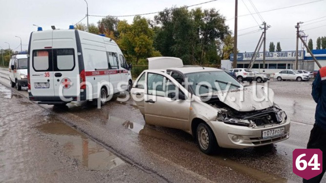 Под Саратовом легковушка протаранила мусоровоз