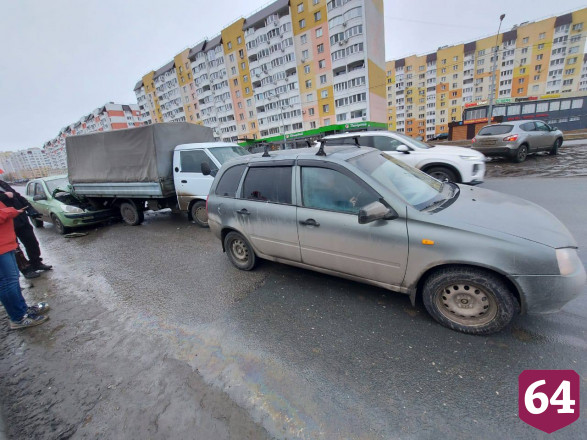 Женщина покалечилась в тройном ДТП на Тархова