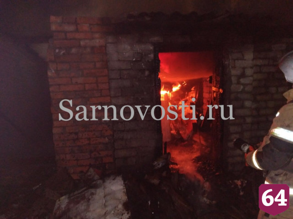 В Саратове полыхали гаражи и сараи