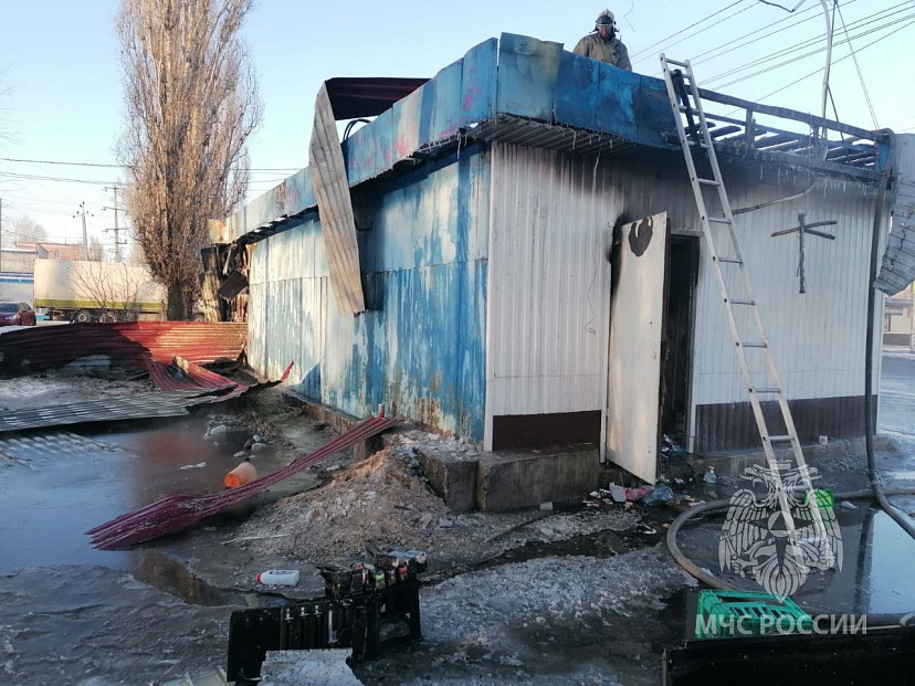 На остановке выгорел торговый ларек