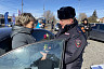 Полицейские с цветами испугали саратовских автоледи 
