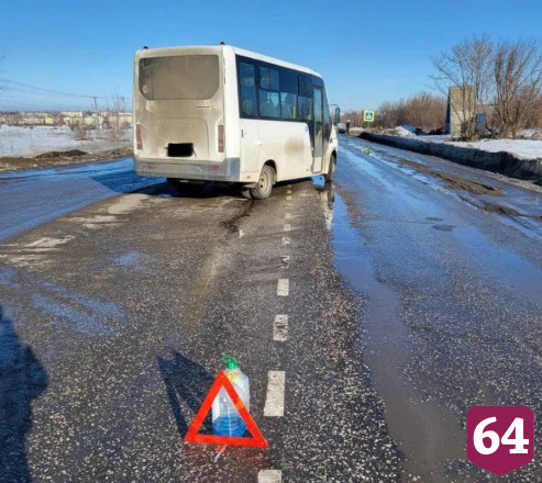 В Саратове маршрутка по пути на СТО столкнулась с «Мерседесом»