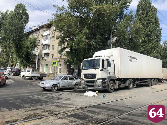 В Саратове ищут свидетелей гибели женщины под колесами фуры