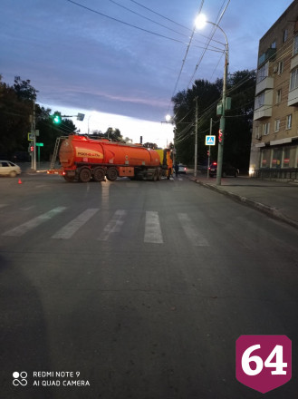 В Саратове юноша на самокате заехал под грузовик и погиб