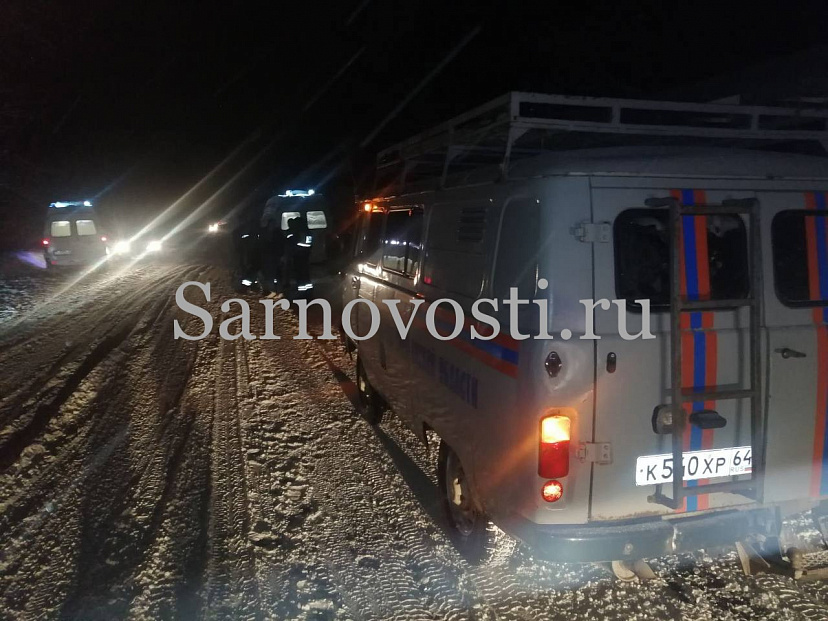 На саратовской трассе водитель сбил юношей и скрылся