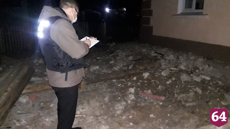 Рабочий сорвался с крыши 2-этажки и переломал кости 